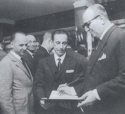 Carlo Enrico Oliva (al centro), uno dei fondatori e primo Presidente di A.I.MAN. 10 Novembre 1959, Terrazza Martini