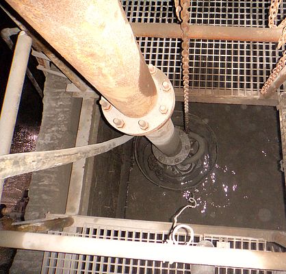 Bacino di pompaggio con colonna montante: si utilizzano nella miniera più di 100 pompe Tsurumi per l'aggottamento