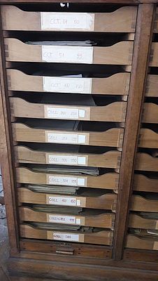 La grande cassettiera in pino cembro, archivio fisico che custodisce ancora oggi i documenti della Cabina Collettrice