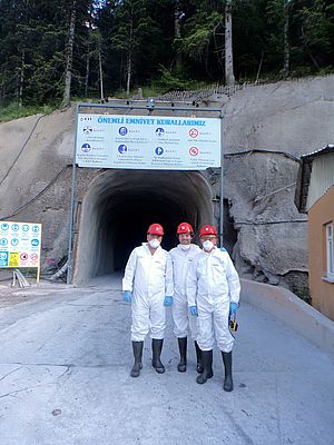 Birger Schmidt di Tsurumi (al centro) con gli operai davanti all'ingresso della miniera di rame di Küre: da qui si raggiungono i 980 m di profondità