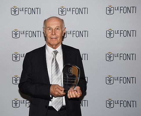Il presidente Ennio Valletti ritira il premio