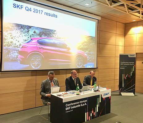 Ezio Miglietta (al centro) illustra i risultati 2017 del Gruppo SKF