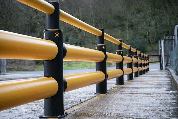 Tra le altre protezioni, è stato scelto di installare anche barriere iFlex Pedestrian 3 Rail per fornire corretti livelli di protezione, poiché si tratta di un prodotto per pedoni che può anche resistere agli urti di attrezzature per la movimentazione