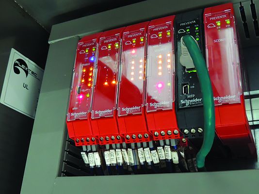 Il sistema di moduli di sicurezza configurabili Preventa XPSMCM di Schneider Electric che permette di controllare fino a 128 ingressi e 16 uscite sicure