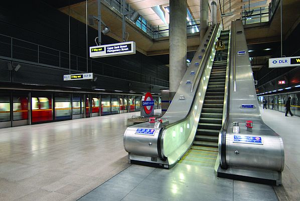 Le scale mobili per il trasporto di massa come quelle utilizzate nella metropolitana sono i pesi massimi nel mondo delle scale mobili, con pesi che raggiungono più di 40 tonnellate e con più di 15.000 componenti in movimento