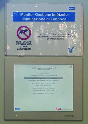 Il monitor e il cartello relativi alla gestione dell'illuminazione della fabbrica