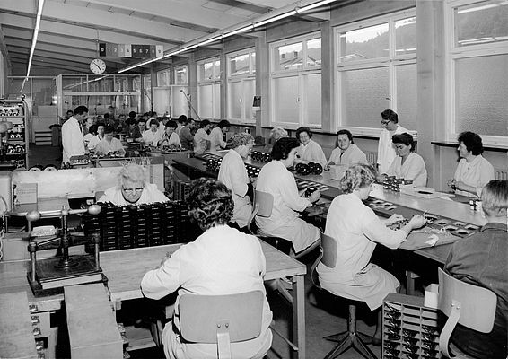 1961 L'azienda, con 120 dipendenti, si trasferisce nei nuovi locali a Maulburg, in Germania.