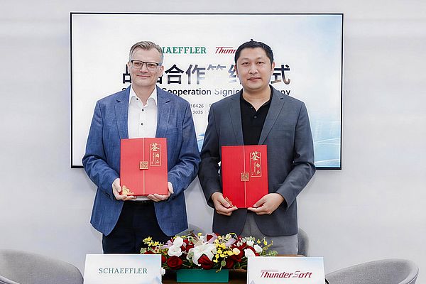 Schaeffler: Gerd Winkler, Head of Strategy Software Defined Vehicles della Business Unit Vehicle & Battery Controls di Schaeffler AG, e Xu Dongchao, Vicepresidente di Thunder-Soft Intelligent Automotive