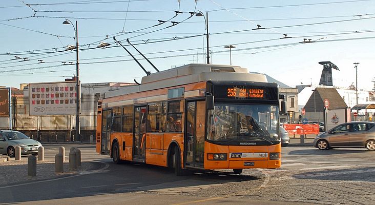 Il filobus di Napoli rappresenta per la città un mezzo di trasporto economico e sostenibile