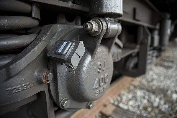 SKF Insight è un sistema CBM wireless che consiste nell’adattare un piccolo sensore sul gruppo della boccola del treno, per rilevare danni ai cuscinetti