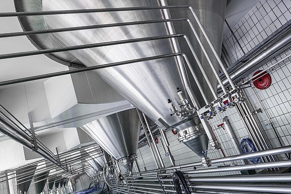 La birreria Fohrenburg dispone di numerosi serbatoi di fermentazione e stoccaggio con una capacità di oltre 225.000 ettolitri. Qui la birra viene stoccata per tre-quattro settimane finché giunge a maturazione