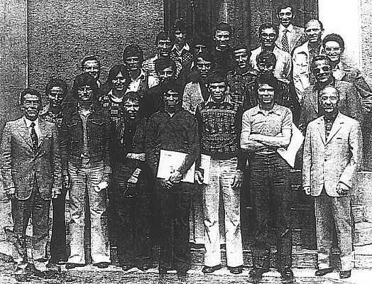 Un ricordo del passato... Trevisan, il più in alto a destra, con docenti e allievi della scuola Cogne, classe 1975-76