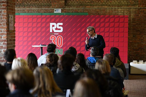 Diego Comella, Managing Director di RS Italia, celebra insieme ai dipendenti i 30 anni di RS Italia presso la Cascina Centro Parco Nord