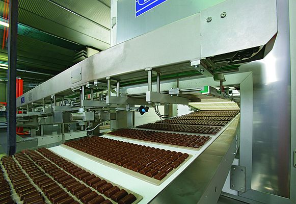 La linea di produzione del cioccolato in Laica, azienda con sede ad Arona che conta 238 dipendenti e nel 2015 ha registrato un fatturato di 43 milioni di Euro
