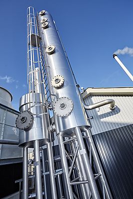 L’impianto a Skive, che lavora a pressioni molto basse (prossime allo zero), è in grado di trasformare i biogas derivanti dai rifiuti organici e contenenti il 37% di CO2, in gas metano puro al 99%