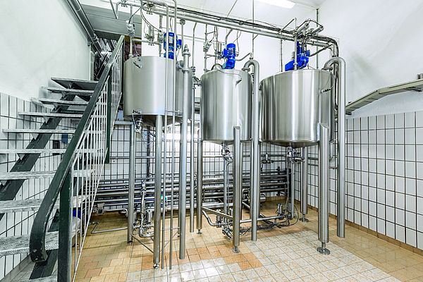 Nei serbatoi di dosaggio, il VEGABAR assicura l’aggiunta di quantità esatte di farina fossile per la filtrazione della birra