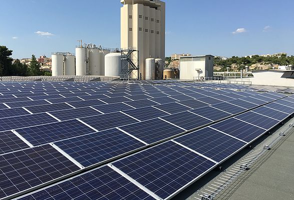 I pannelli solari installati nello stabilimento Heineken di Massafra, a Taranto, hanno consentito una consistente riduzione dell’emissione di CO2