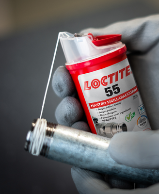 LOCTITE 55 è la soluzione di riferimento per la sigillatura dei raccordi filettati negli impianti termoidraulici. È certificata da organizzazioni internazionali (DVGW, NSF, WRAS, Kiwa) per le applicazioni con gas, acqua, idrogeno e ossigeno