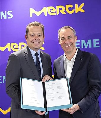 Jean-Charles Wirth (l.), Member of the Executive Board and CEO Life Science, Merck and Cedrik Neike (r.), Member of the Managing Board at Siemens AG and CEO of Siemens Digital Industries. Source Image: Merck