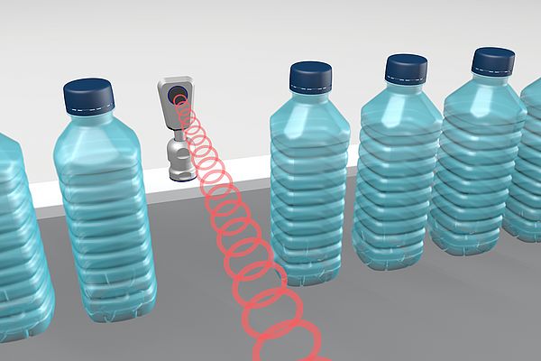 The pms ultrasonic sensor detects glass and PET bottles in scanning mode and stands up to the cleaning intervals of a bottle-filling system with the SKINTOP® HYGIENIC cable gland
