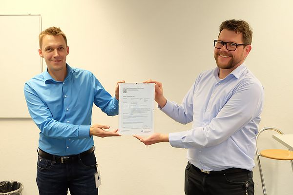 First UKCA certificate for Schmersal: Jörg Eisold (l.), Schmersal Group, and Gebhard Bouwer, certifier at TUV Rheinland UK Ltd.