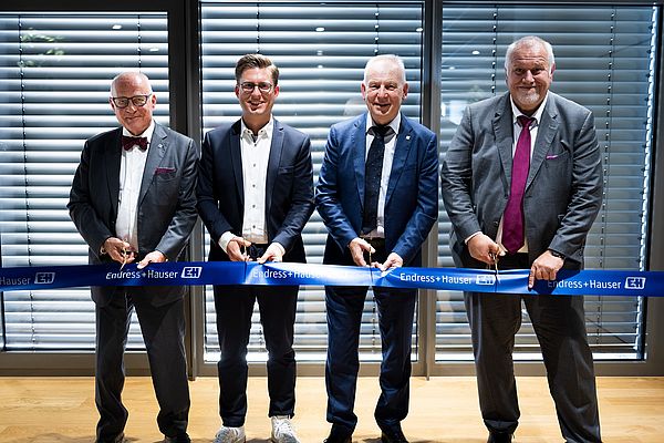 l.t.r.: Dr. h. c. Klaus Endress (President of the Supervisory Board), Dirk Oestringer (Mayor Gerlingen), Dr. Manfred Jagiella (Managing Director of E+H Liquid Analysis and member of the Executive Board) and Matthias Altendorf (CEO of the E+H Group).