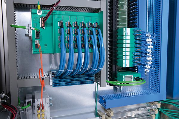 Installed and pre-wired APL switch in an enclosure solution in combination with a remote I/O. Picture: Pepperl+Fuchs SE