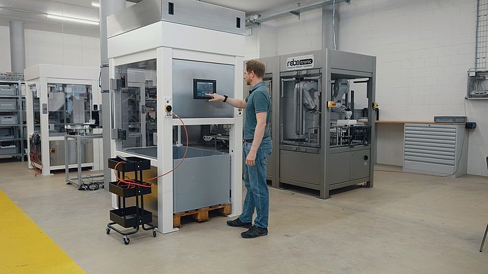 The new low-footprint automated palletising cell developed by Robotronic in partnership with Mitsubishi Electric is designed to help the pharmaceutical industry overcome record-high shortages across Europe. Source: Robotronic / Mitsubishi Electric