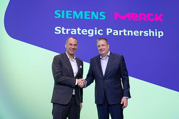 Cedrik Neike (l.), CEO Digital Industries and Member of the Managing Board of Siemens AG, and Kai Beckmann (r.), CEO Electronics business and Member of the Executive Board of Merck.