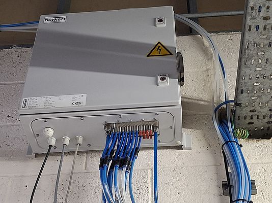 The Type 8652 valve island is housed in a protective cabinet and controls the Type 6524 pneumatic shut-off valves.