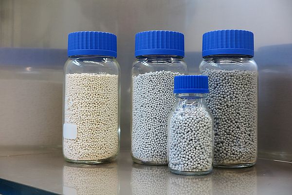 Zeolite granules in their original state (left) and coated with aluminum. © Fraunhofer FEP
