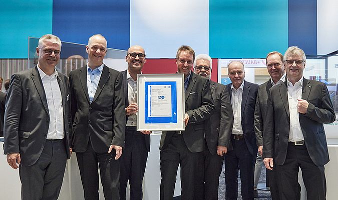 Official handover at SPS 2023: Pepperl+Fuchs receives the IEC 62443-4-1 certificate from the TÜV SÜD experts