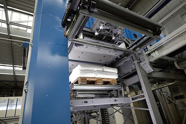 The new BEUMER paletpac with undercarriage for a single or double pusher. Layers with dimensions up to 1500 x 1300 millimeters can be prepared and pushed to the deposit table.