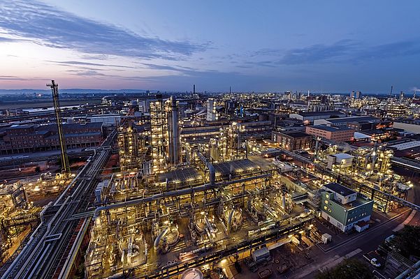 In the future, BASF SE will be predominantly using explosion-protected Simotics XP motors from Siemens at its Ludwigshafen complex. It is estimated that this complex has up to 100,000 motors. © BASF SE