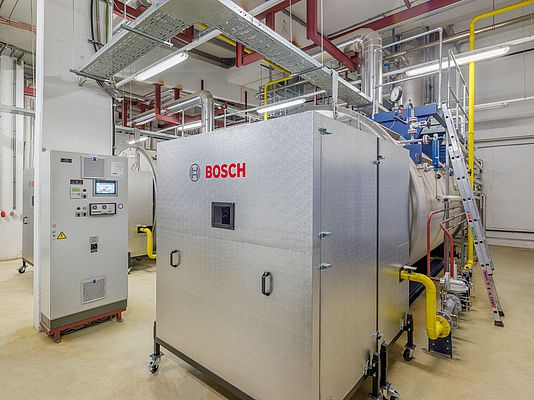 The modernised control cabinet with the Bosch boiler control system BCO and the new silencer hoods for the burners are additional examples of how the existing steam boiler system at Octapharma has been supplemented. (C) all pics: Bosch