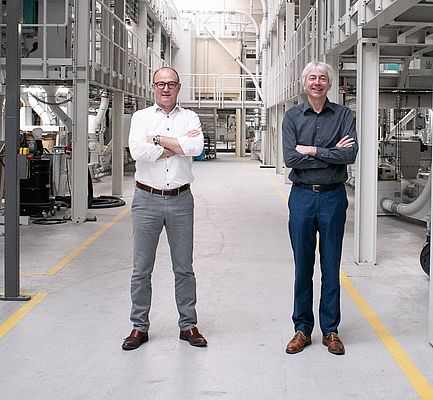 Peter Vyncke (l.), owner of Vyncke, and Johannes Wick (r.), CEO of Bühler Grains & Food, in Bühler’s Application Center in Beilngries, Germany