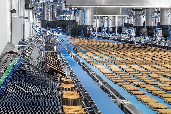 3D scanners (upper image area) check the shape and position of the biscuits, as well as their height. Picture: Gerhard Schubert GmbH