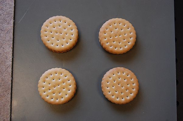 Did something that doesn’t belong in the sandwich cookies inadvertently end up there during manufacture? © Fraunhofer FHR