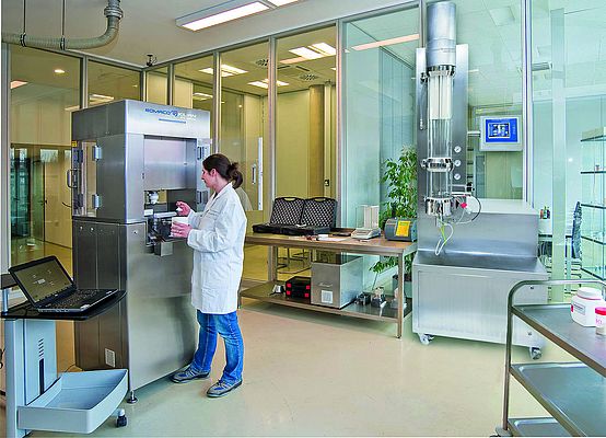 The KiTech laboratory in Cologne with the Romaco Innojet STYL’ONE Evolution single-stroke-press and the VENTILUS® processing machine