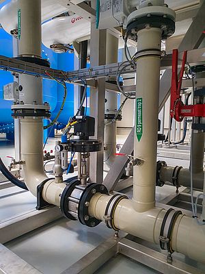 In the multi-stage filter process, up to 1,200 cubic metres of drinking water per hour can be extracted from the brackish channel water.