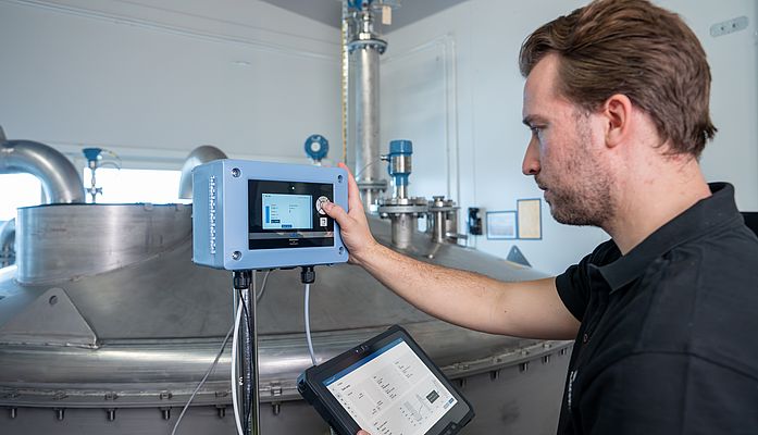 A tank monitoring hub with a built-in graphical display provides technicians with quick access to critical information in the field.