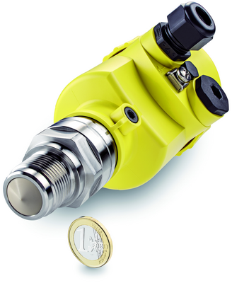 New radar level sensor VEGAPULS 64 for liquids: The smallest antenna is no bigger than a 1 Euro coin, so that the new measuring instrument is an ideal solution for installation in small containers