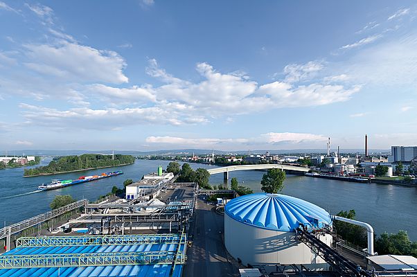As part of the strategic development cooperation between SAMSON and InfraServ Wiesbaden, the two companies launched a joint pilot project to optimize the processes in the biological water treatment plant in the industrial park. ©InfraServ Wiesbaden