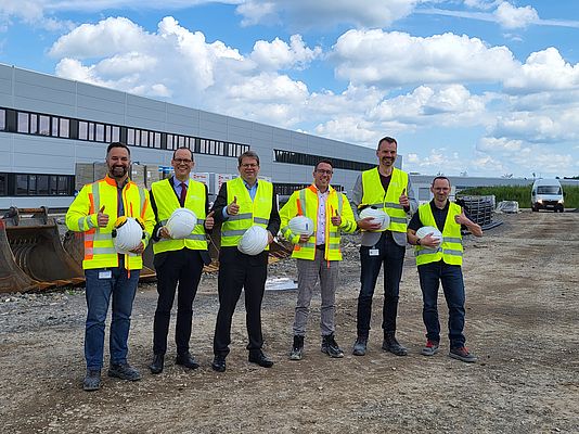 L.t.r.: Christian Gies (JUMO), City Planning Officer Daniel Schreiner, Fulda's Lord Mayor Dr. Heiko Wingenfeld, JUMO Managing Director Dr. Steffen Hoßfeld, JUMO Project Manager Stefan Reith and Dr. Michael Schwander (JUMO).