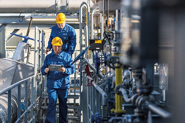 A chemical plant at the BASF Verbund site in Ludwigshafen: digital communication in process automation for maintenance tasks of intelligent field devices.
