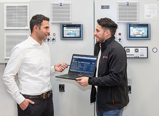 Orestis Almpanis-Lekkas from Octapharma and Karim Salem, Project Manager responsible for retrofittings at Bosch's Bischofshofen site, discuss the different menu levels of MEC Optimize.