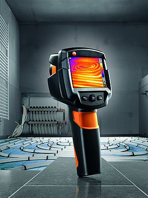 D’utilisation sans contact, la caméra thermique testo 869 est un outil efficace sur tous les chantiers