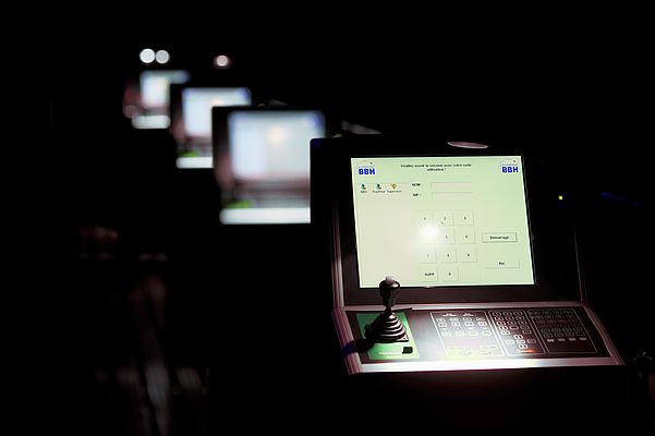 Au cours de la représentation, les techniciens contrôlent les décors et l’éclairage via des Panel-PC.