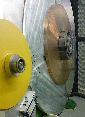 Dans une installation de rebobinage, des bobines sont produites à partir de bagues métalliques
