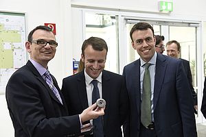 Emmanuel Macron visite l’usine Wittenstein-Bastian
